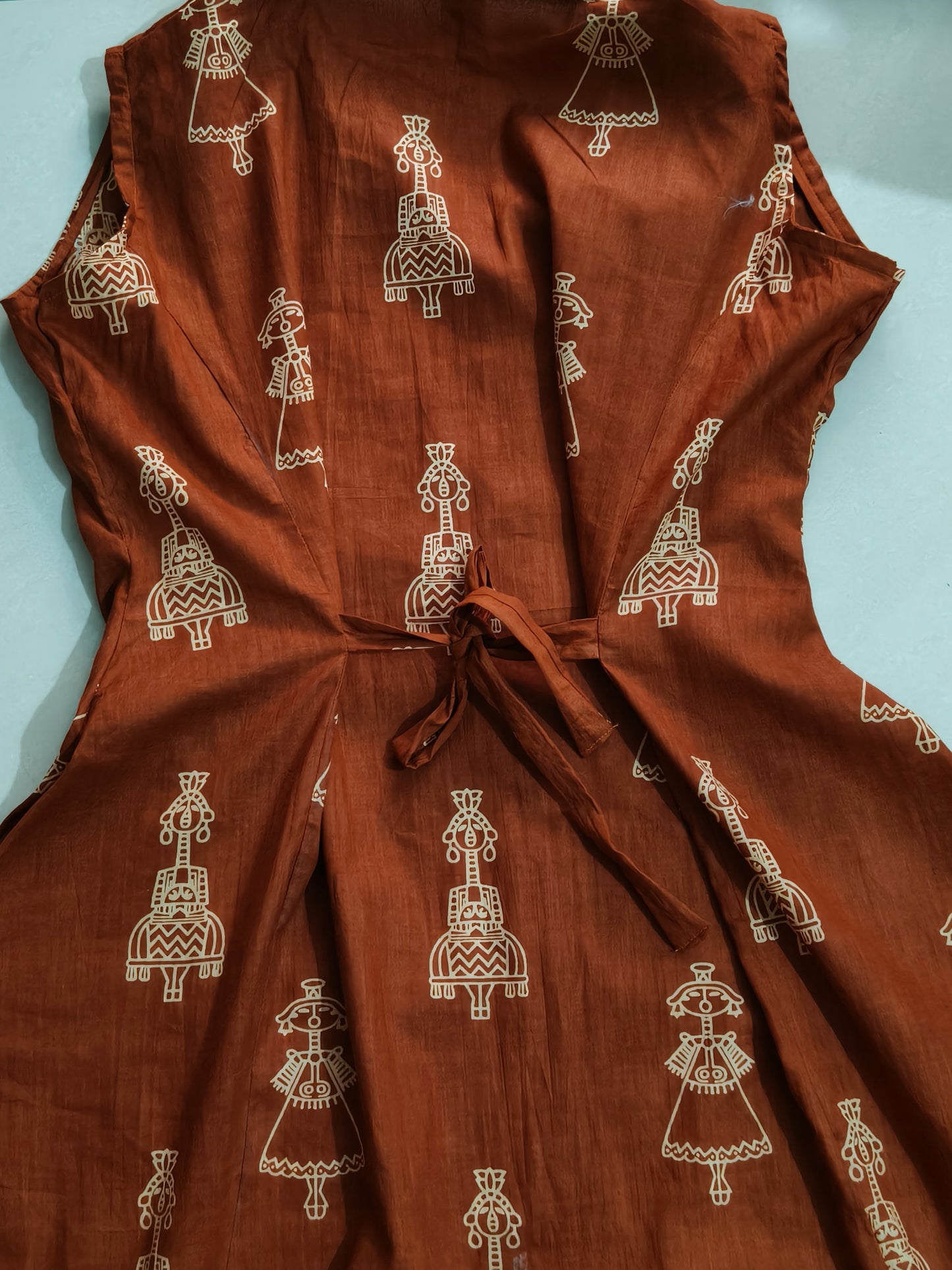 Collared dress with belt at back